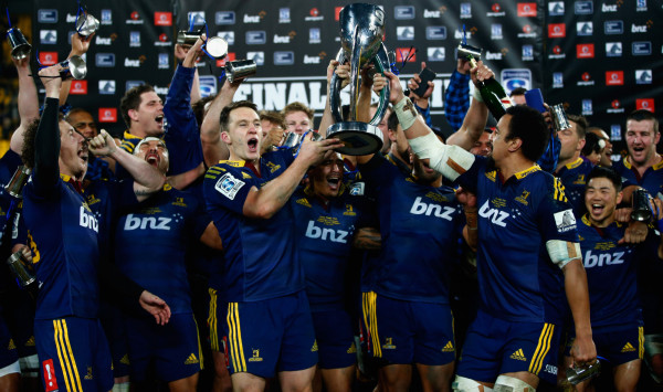 Highlanders celebrate winning super 15