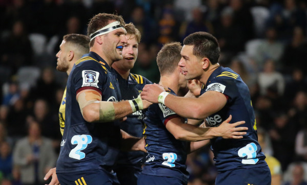 Highlanders team celebrating try vs hurricanes